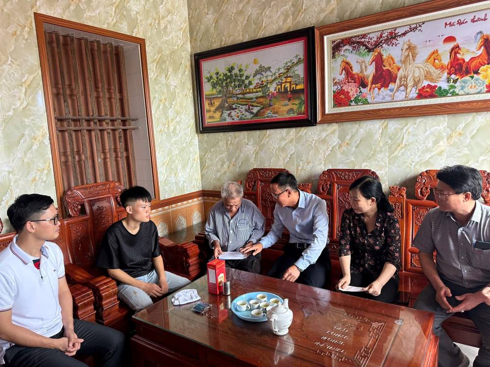 Lãnh đạo Ủy ban MTTQ Việt Nam TP Hải Phòng và lãnh đạo huyện Tiên Lãng thăm hỏi, động viên gia đình nạn nhân. Ảnh: UBND huyện Tiên Lãng