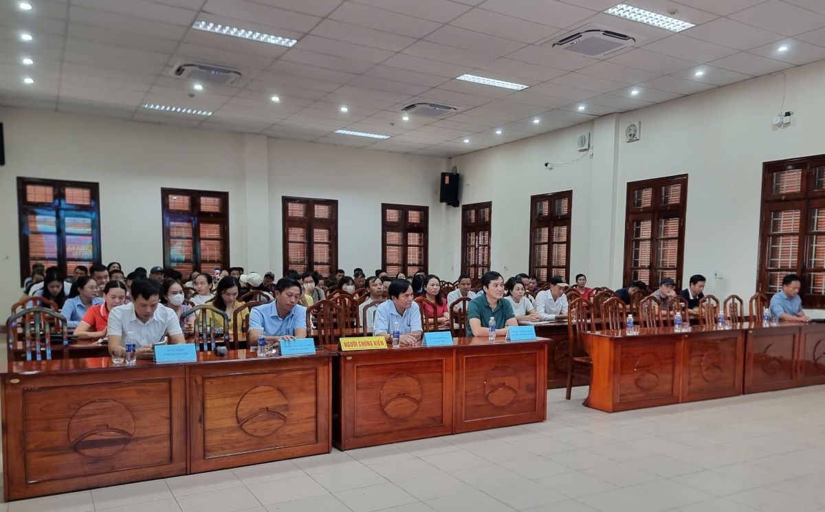 Buổi đấu giá đất do Trung tâm Phát triển quỹ đất tỉnh Quảng Trị tổ chức. Ảnh: H.Nguyên.