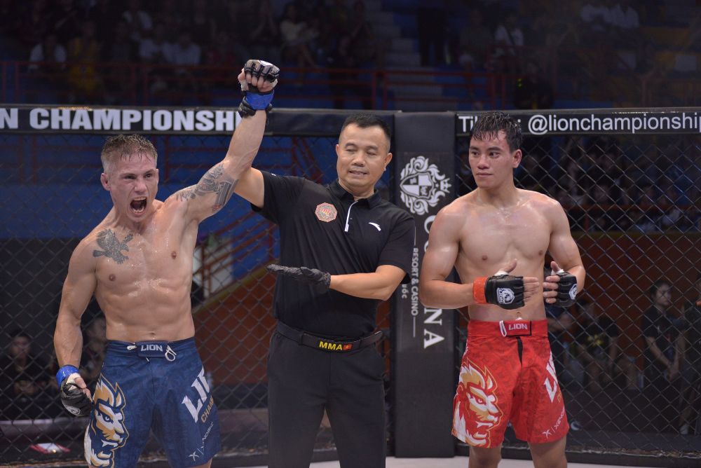 In the men's 56kg category, Pham Van Quyen (red) faced Liam Arnold James (blue). Liam Arnold James was always dangerous with his knee strikes in close-quarters situations. The blue corner fighter won on points after 3 rounds. Photo: MMA