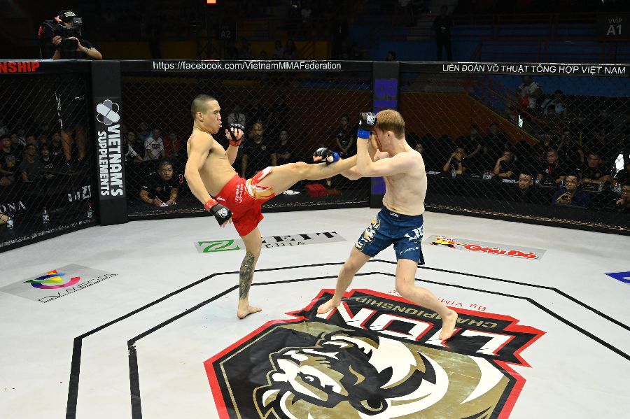 The highlight match of the LC17 event was the contest between Pham Thanh Ngan (red) and Harry John Smith (blue) in the men's 65kg category. In the first round, both sides exchanged blows in a standing position with caution. Thanh Ngan landed some relatively heavy body kicks, while Harry's attempts to carry out the grappling attempt were not effective. Photo: MMA