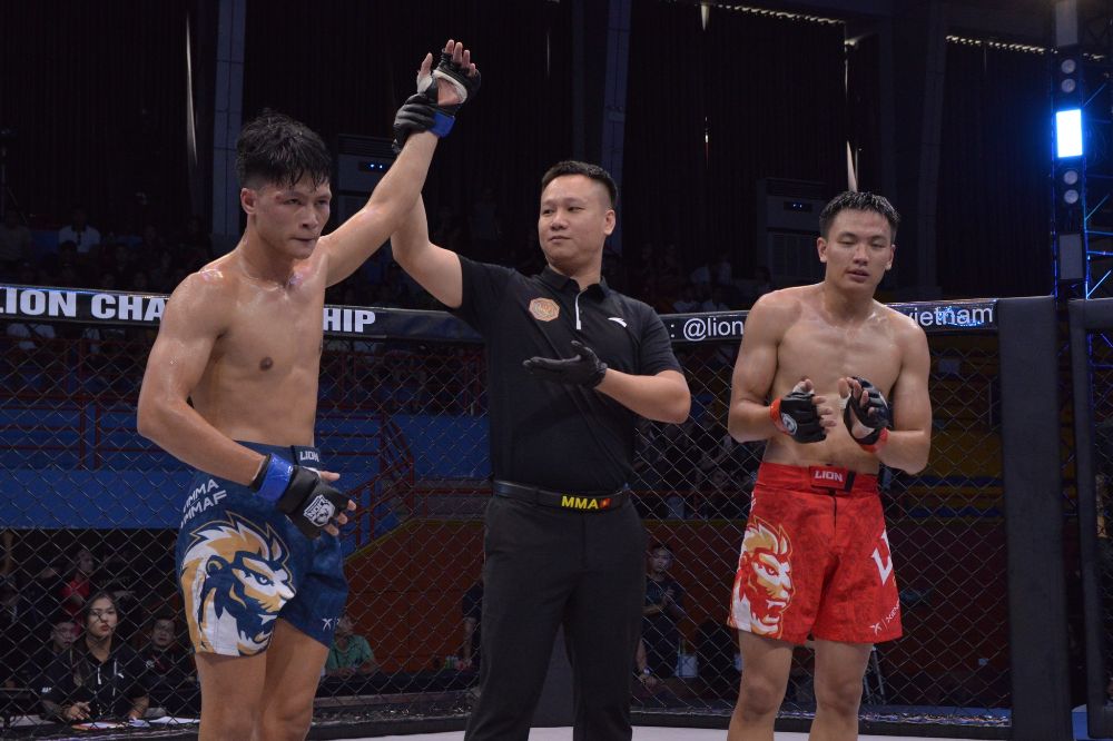 In the men's 65kg category, Dam Vu Quoc Cong (red) met Nguyen Huu Han (blue). Huu Han was able to take his opponent down twice after grappling situations in round 2. In round 3, he threw a series of ground and pound before trying to switch to an armbar technique. In the end, Nguyen Huu Han won on points. Photo: MMA