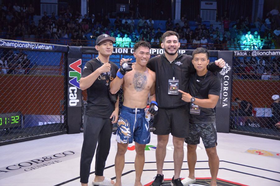 In the men's 60kg category, Nguyen Manh Hai (blue) met Dinh Chi Cong from AMG Thanh Hoa. In the first round, Manh Hai tried to control the opponent to fight on the ground, but Chi Cong's defense was very good. In the second round, the blue corner fighter continued to maintain the strategy. Manh Hai had a position to control his back and performed ground and pound, forcing the referee to stop the match at 3 minutes and 28 seconds. Technical knockout victory for Nguyen Manh Hai. Photo: MMA