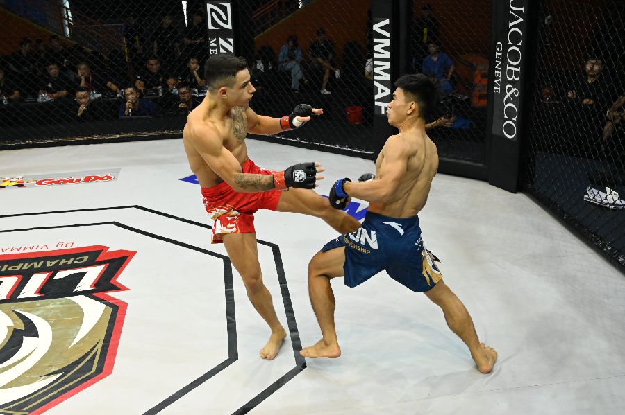 At LC17, boxer Tran Ngoc Luong (blue) had an international friendly match in the men's 61kg category with Felype Morais De Souza (red). Ngoc Luong was always proactive in his attacks, but Felype also showed good defensive ability. The red corner boxer had good knee strikes in the early clinch situation in the second round but could not bring about a positive result. Photo: MMA