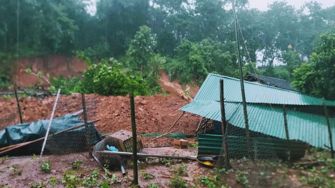 Mưa lũ gây sạt lở đất đá vào nhà dân tại xã Hua Păng, huyện Mộc Châu, tỉnh Sơn La. Ảnh: Sa Dung

