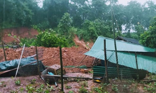 Mưa lũ gây sạt lở đất đá vào nhà dân tại xã Hua Păng, huyện Mộc Châu, tỉnh Sơn La. Ảnh: Sa Dung