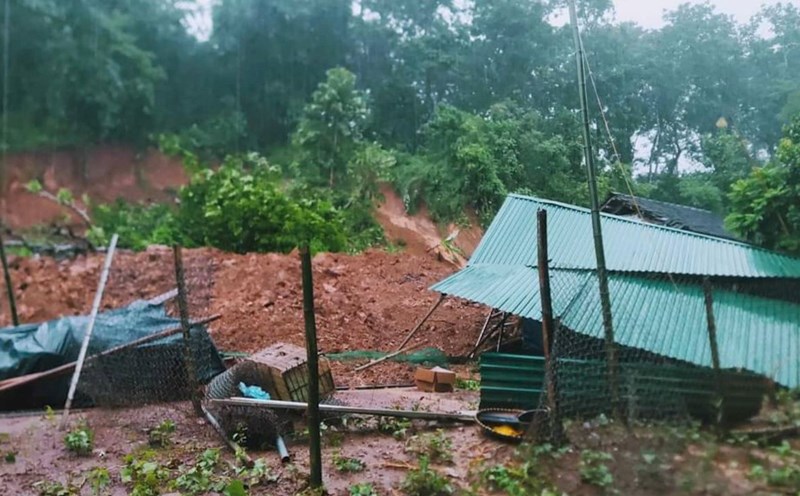 Mưa lũ gây sạt lở đất đá vào nhà dân tại xã Hua Păng, huyện Mộc Châu, tỉnh Sơn La. Ảnh: Sa Dung