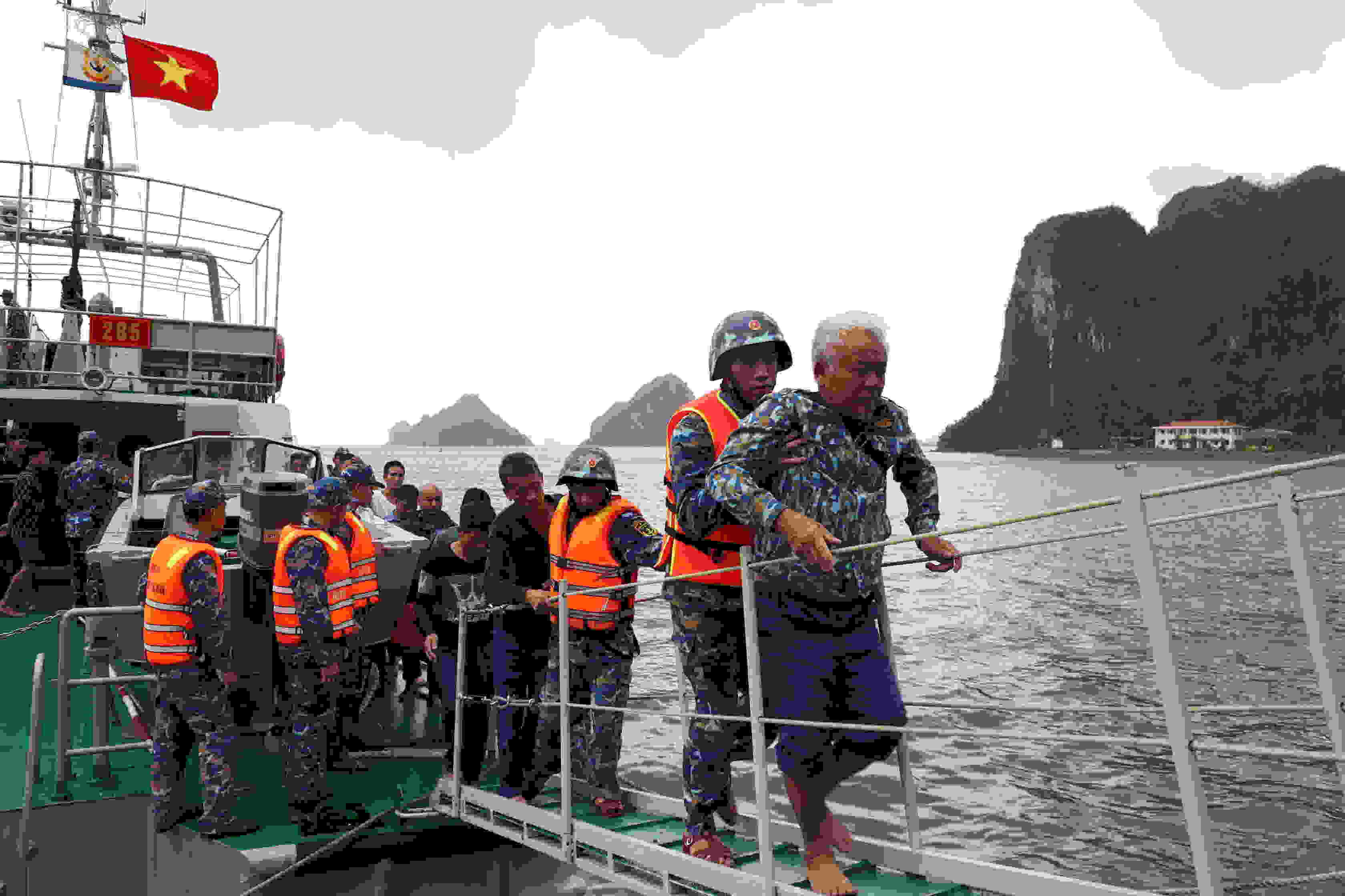 Naval Region 1 Command organized the handover of 17 fishermen in distress during storm No. 3 to the People's Committee of Quang Ninh province.