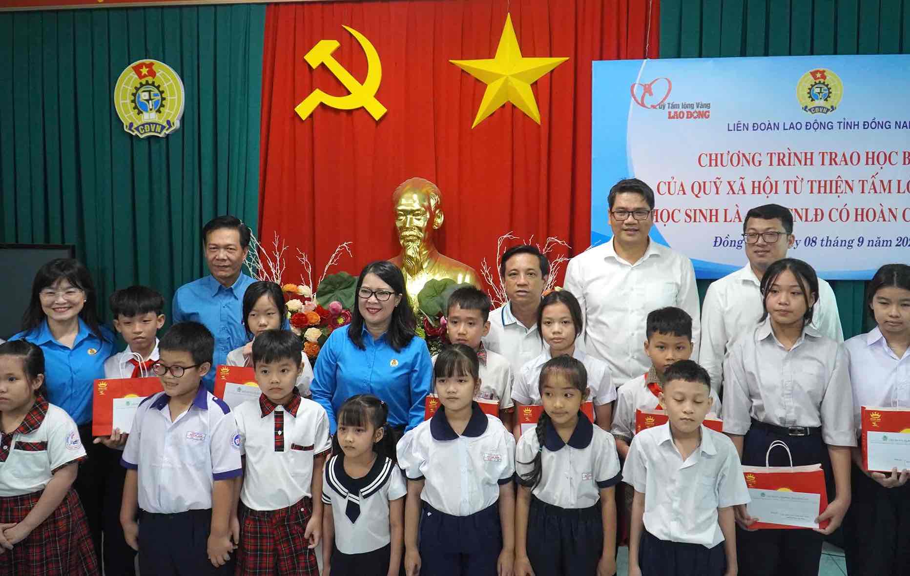 Trao học bổng cho 20 học sinh là con công nhân ở tỉnh Đồng Nai. Ảnh: HAC