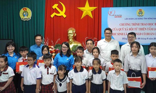 Trao học bổng cho 20 học sinh là con công nhân ở tỉnh Đồng Nai. Ảnh: HAC