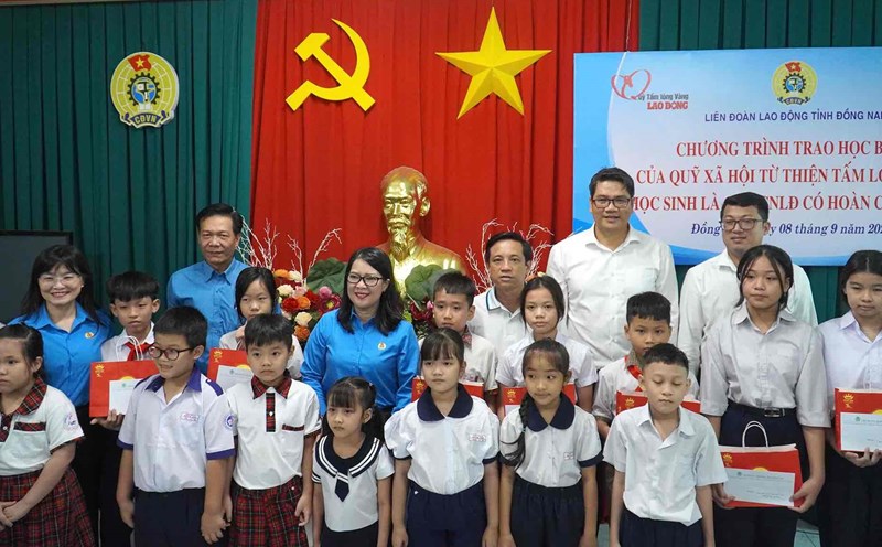 Trao học bổng cho 20 học sinh là con công nhân ở tỉnh Đồng Nai. Ảnh: HAC