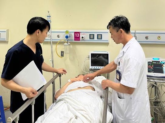 Doctors at E Hospital give emergency treatment to a patient. Photo: Thanh Xuan