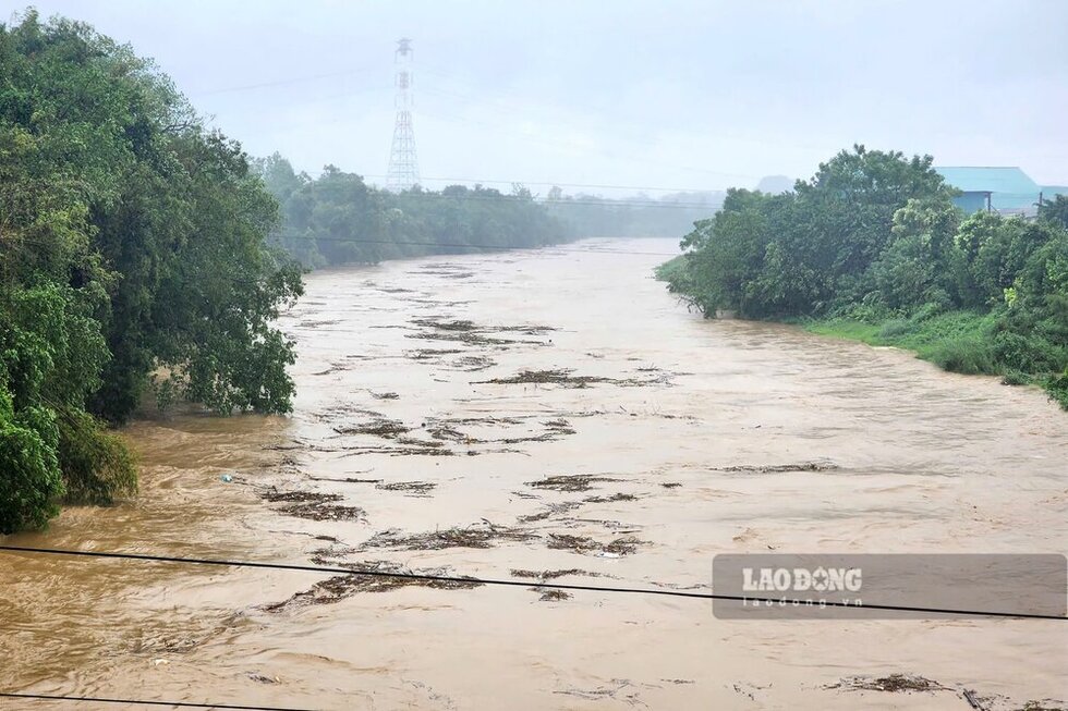 Heavy rain is forecasted in the next 24 to 48 hours. The Northwest region will have heavy to very heavy rain from the evening of September 8 to the evening of September 9 with rainfall ranging from 80-150mm, with some places over 250mm. From the night of September 9 to the evening of September 10, there will be heavy to very heavy rain with rainfall ranging from 50-100mm, with some places over 200mm... The water level of the Red River and other rivers will continue to rise.