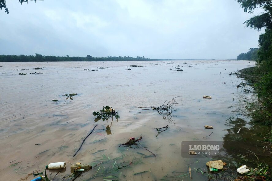 Accordingly, the water level of Thao River at 1:00 p.m. on September 8 in Yen Bai was 30.66m - 0.66m above Alarm Level 1 and is forecast to continue rising in the next 12-24 hours.