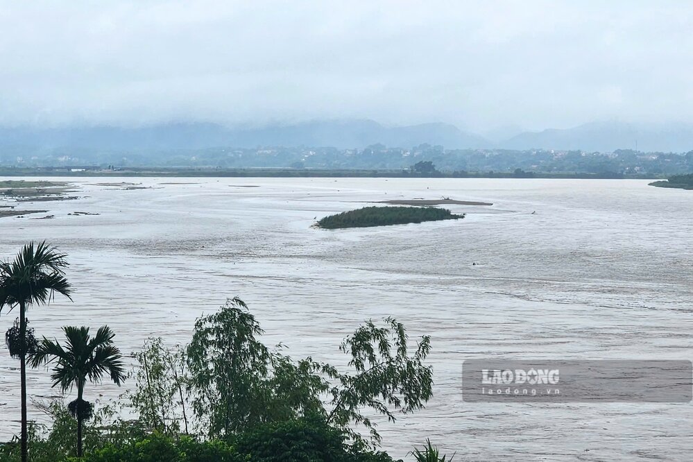 The Red River is currently flooded, sand mining and river transport activities are all silent.