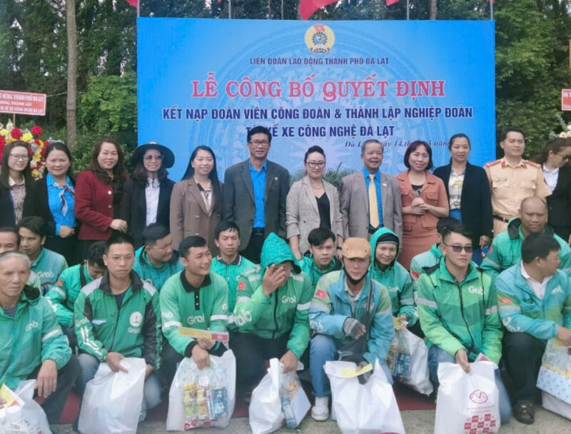 Công bố quyết định kết nạp đoàn viên công đoàn và thành lập Nghiệp đoàn cơ sở Tài xế xe công nghệ Đà Lạt. Ảnh: ĐỨC LÂM