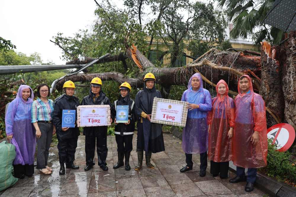 Mr. Pham Quang Thanh, Member of the Presidium of the Vietnam General Confederation of Labor, Chairman of the Hanoi City Confederation of Labor, presented gifts to workers of HAPULICO Company. Photo: Viet Lam