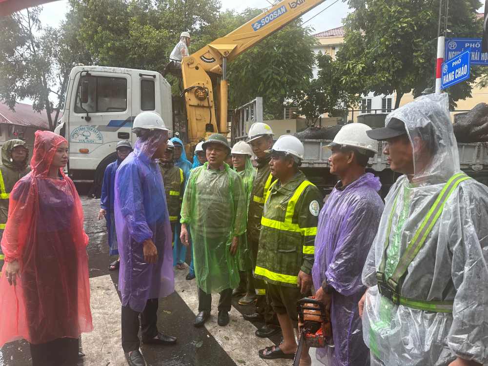 Mr. Pham Quang Thanh, member of the Presidium of the Vietnam General Confederation of Labor, Chairman of the Hanoi City Confederation of Labor, encouraged employees of the Green Park Company. Photo: Viet Lam