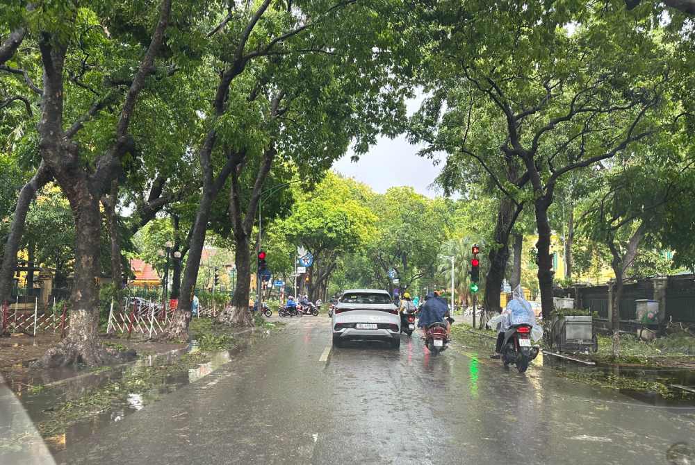 Phan Dinh Phung Street is now clear after Hanoi construction workers overcame the consequences of storm No. 3. Photo: Viet Lam