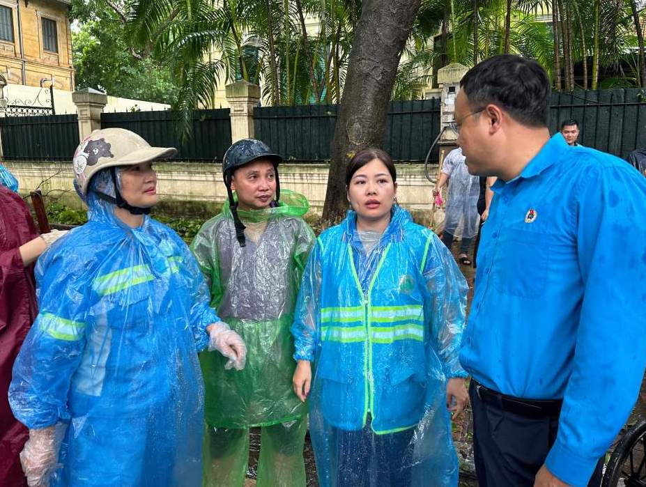 Mr. Pham Quang Thanh, member of the Presidium of the Vietnam General Confederation of Labor, Chairman of the Hanoi City Confederation of Labor, encouraged environmental sanitation workers who were collecting branches and leaves on Phan Dinh Phung Street. Photo: Viet Lam