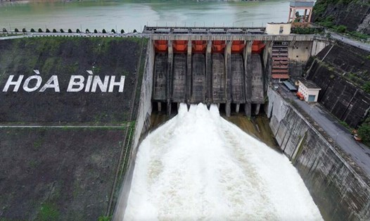 Thủy điện Hòa Bình mở cửa xả lũ thứ 2. Ảnh: Minh Nguyễn