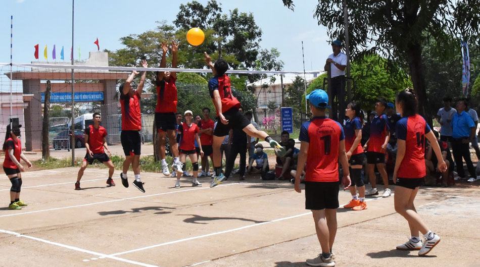 On a hot day, the athletes still competed enthusiastically and with all their might. Photo: Van Minh.