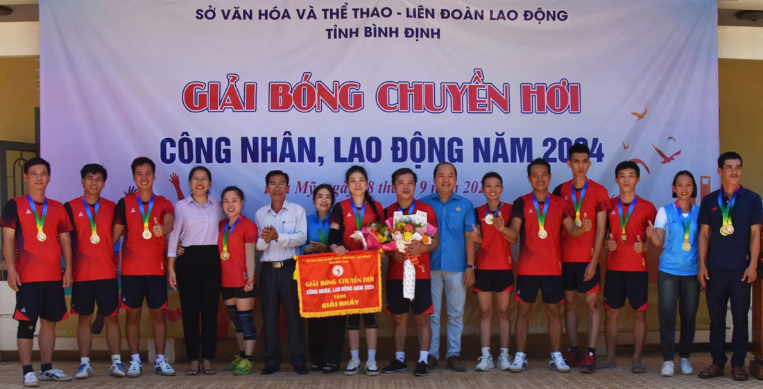 The Organizing Committee awarded the First Prize to the Phu My 1 District Labor Federation Team. Photo: Van Minh.