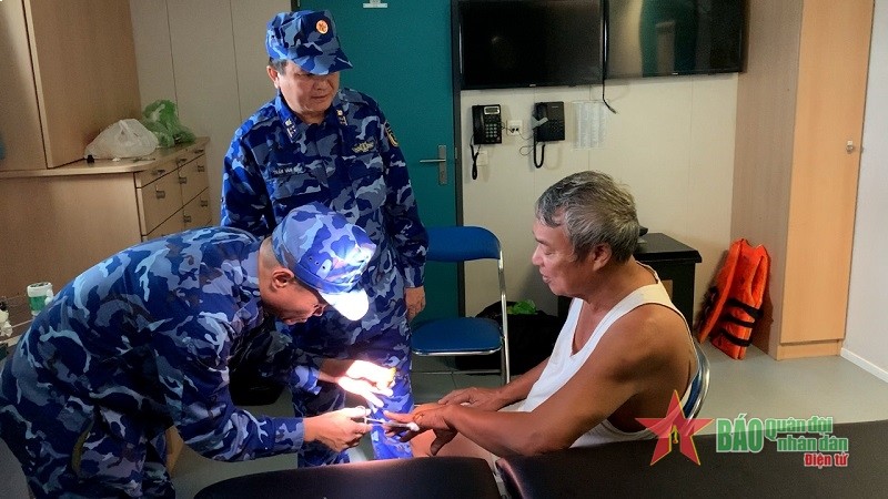 Cảnh sát biển tiến hành sơ cứu cho ngư dân bị nạn trong cơn bão số 3. Ảnh: QĐND