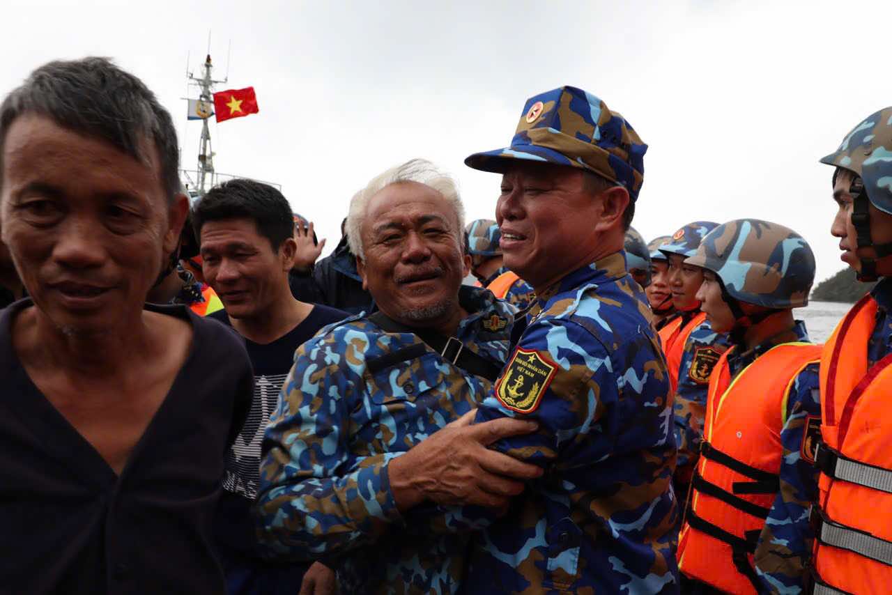 Officers and soldiers of Brigade 170, Naval Region 1, moved to the area to search and rescue 11 people, successfully bringing them onto Ship 984. Photo: Provided by the Navy