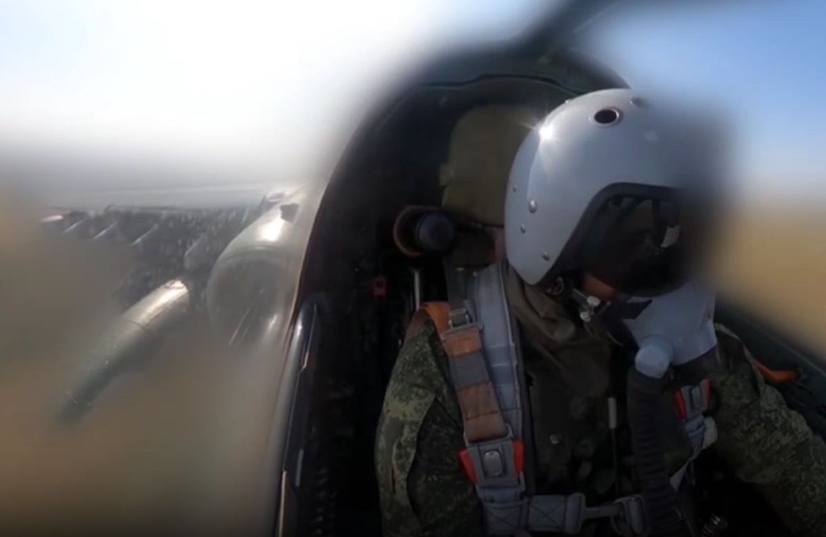 Phi công Su-25 Nga nhắm mục tiêu vào khí tài Ukraina ở tỉnh Kursk. Ảnh cắt từ video