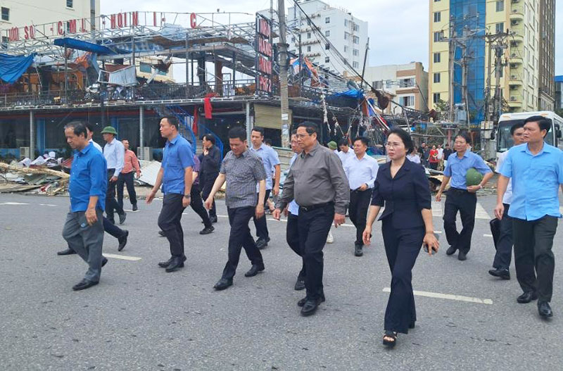 Thủ tướng Chính phủ Phạm Minh Chính đi kiểm tra tình hình thiệt hại, chỉ đạo triển khai các biện pháp cấp bách khắc phục hậu quả cơn bão số 3 tại Quảng Ninh. Ảnh: Cổng thông tin Chính phủ