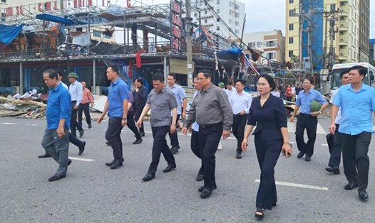 Thủ tướng Chính phủ Phạm Minh Chính đi kiểm tra tình hình thiệt hại, chỉ đạo triển khai các biện pháp cấp bách khắc phục hậu quả cơn bão số 3 tại Quảng Ninh. Ảnh: Cổng thông tin Chính phủ