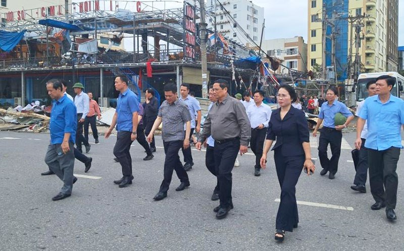 Thủ tướng Chính phủ Phạm Minh Chính đi kiểm tra tình hình thiệt hại, chỉ đạo triển khai các biện pháp cấp bách khắc phục hậu quả cơn bão số 3 tại Quảng Ninh. Ảnh: Cổng thông tin Chính phủ