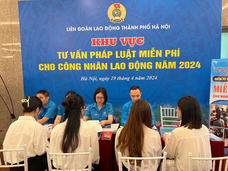 Tư vấn pháp luật miễn phí cho CNLĐ tại khai mạc Tháng Công nhân năm 2024 do LĐLĐ Thành phố Hà Nội tổ chức. Ảnh: Kiều Vũ