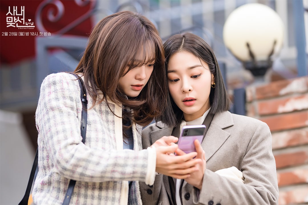 Seol In Ah (right) rose to fame from the drama “Office Dating.” Photo: Producer