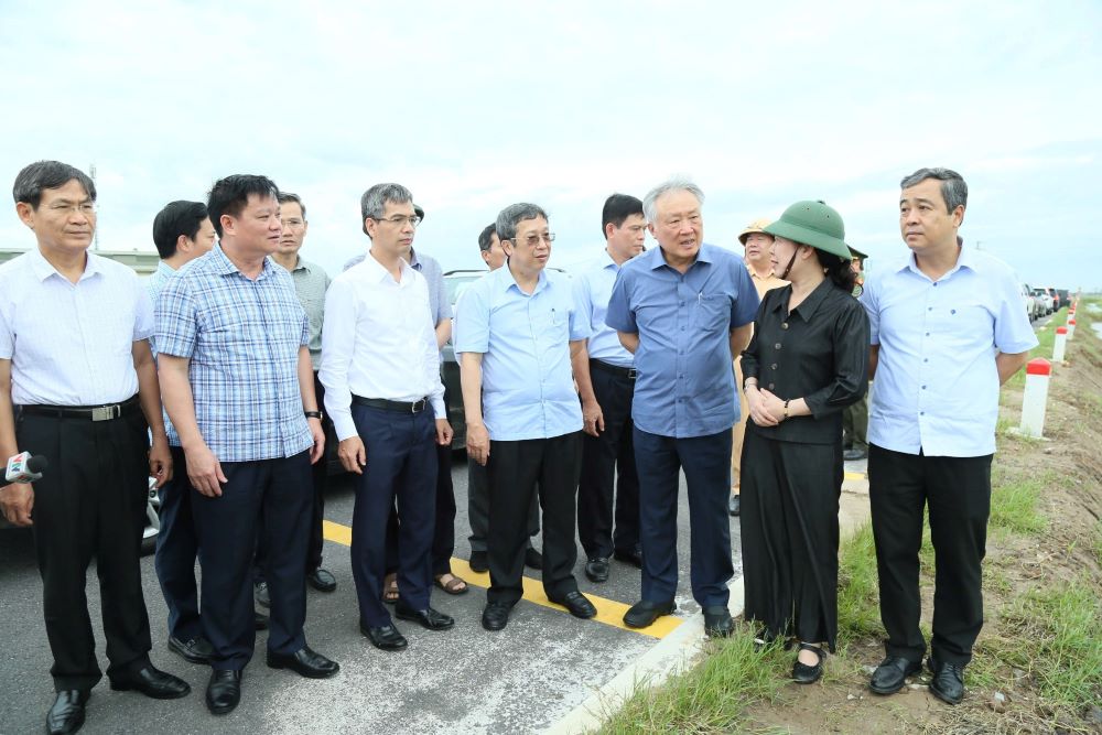 Deputy Prime Minister Nguyen Hoa Binh acknowledged and highly appreciated the proactive and decisive spirit of the entire political system and people of Thai Binh province in responding to and overcoming the consequences before, during and after storm No. 3. In the photo, Deputy Prime Minister Nguyen Hoa Binh inspected the flood prevention work for the winter-spring rice crop in Thuy Thanh commune (Thai Thuy district). Photo: Nam Hong