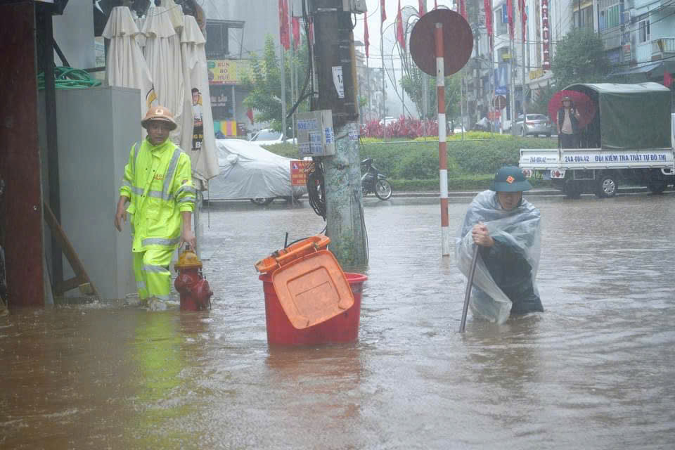 Nhiều tuyến đường tại Sa Pa bị ngập úng sau bão số 3. Ảnh: Đinh Đại