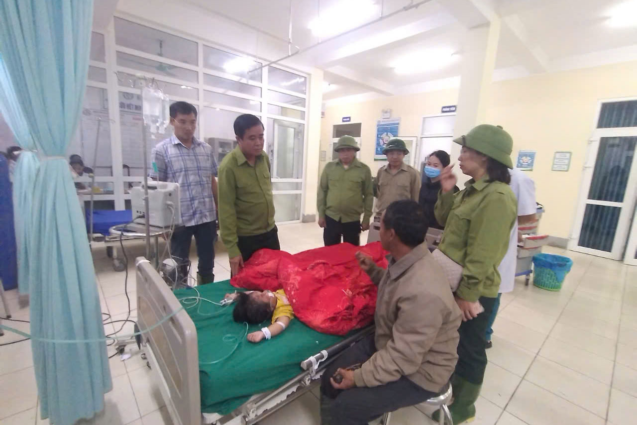 Sa Pa leaders visit injured victims. Photo: Dinh Dai