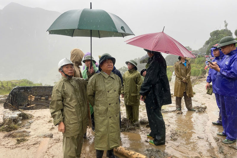 Authorities survey the landslide area. Photo: Dinh Dai