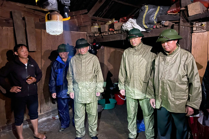 Lao Cai Provincial Party Secretary Dang Xuan Phong (third from left) visits families after the landslide. Photo: Provided by the unit