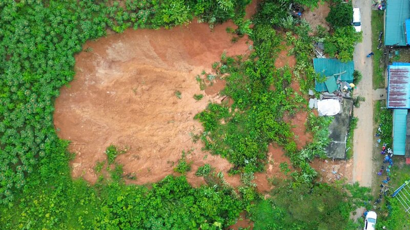 Ngôi nhà bị sập hoàn toàn, 5 người trong một gia đình bị vùi lấp trong nhà gồm ông Xa Văn Sộm, bà X.T.X (vợ, SN 1975), X.T.X (con gái, SN 1996), H.V.H(cháu ngoại, SN 2017) và Hà Thị Diễm (cháu ngoại, SN 2023), chỉ có ông Sộm may mắn sống sót, 4 thành viên còn lại đều đã tử vong. Ảnh: Phạm Hoài