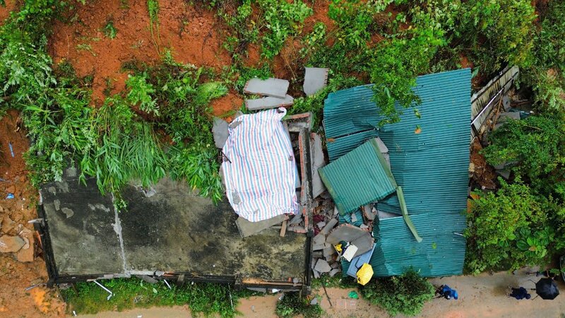 On the same afternoon, at the scene of the incident, according to the reporter's records, half of the hill collapsed, causing the flat-roofed house to collapse completely. Photo: Pham Hoai