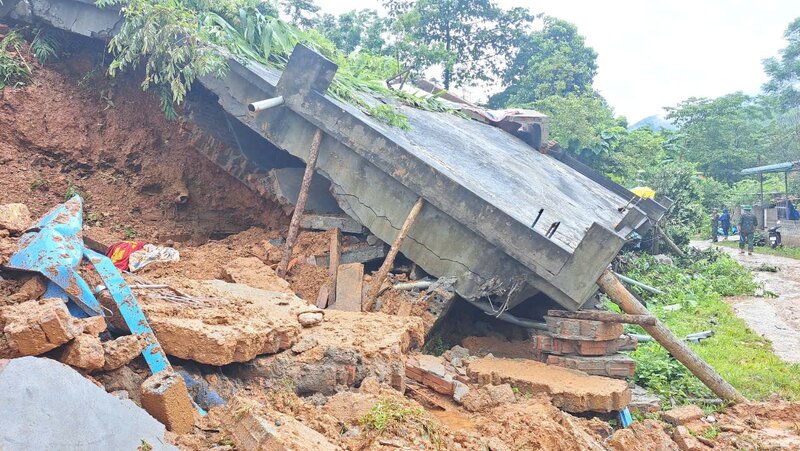 The entire house had only the roof intact, a pile of broken bricks mixed with mud and piles of clothes and blankets of the victim's family.