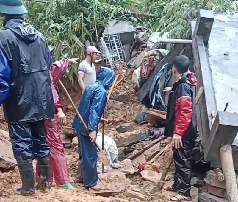 At around 0:05 a.m. on September 8, a serious landslide occurred at the home of Mr. Xa Van Som (born in 1973) in Cham hamlet, Tan Minh commune, Da Bac district, Hoa Binh province. Photo: Provided by local people