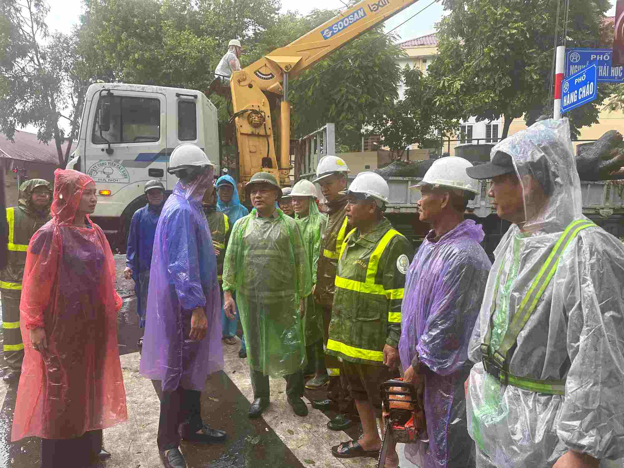 A delegation from the Hanoi Confederation of Labor went directly to the scene to encourage Hanoi construction workers who are participating in overcoming the consequences of Typhoon Yagi. Photo: Viet Lam