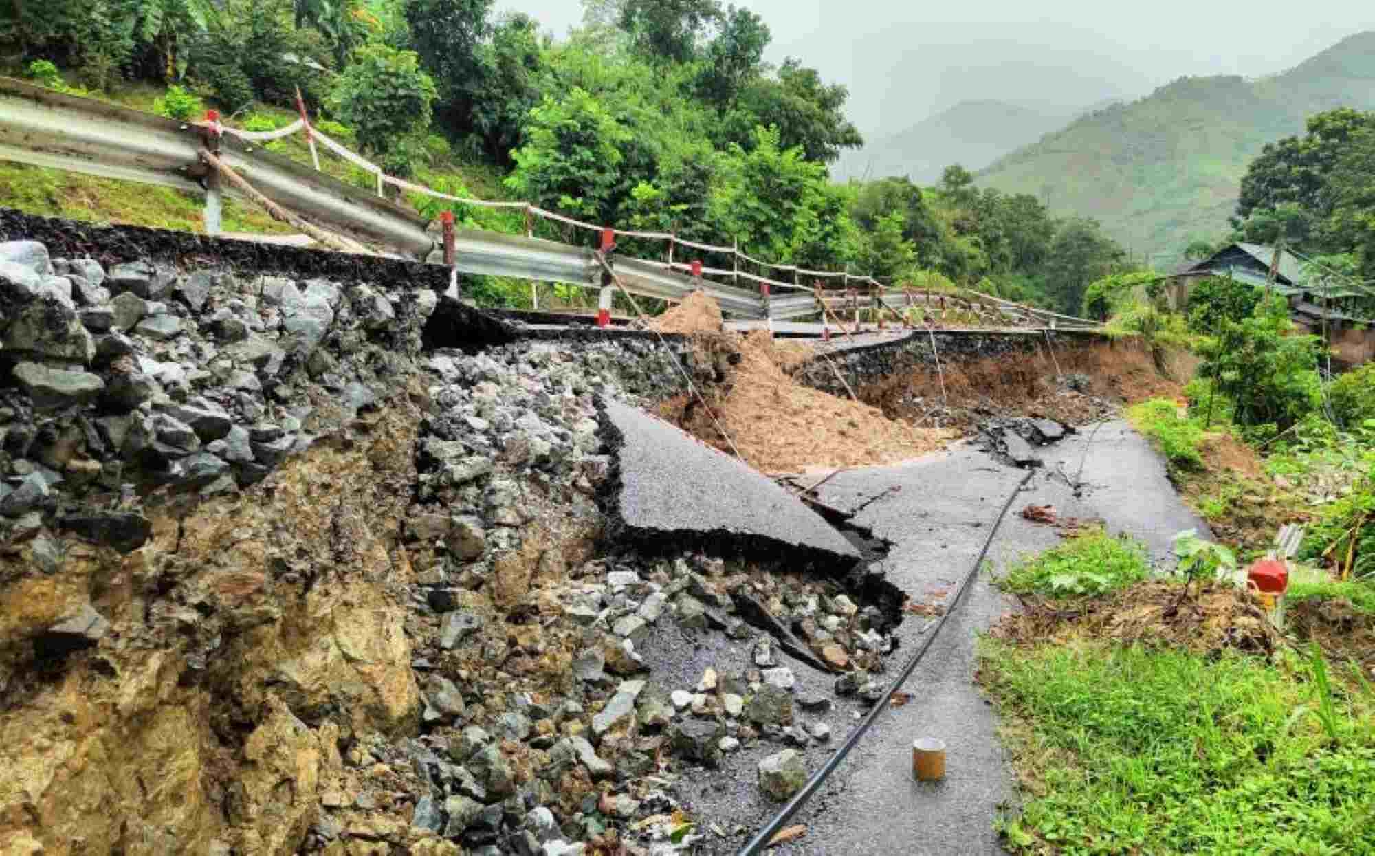 After storm No. 3, National Highway 15C (section through Pu Nhi commune, Muong Lat district) suffered serious landslides. Photo: Quach Du