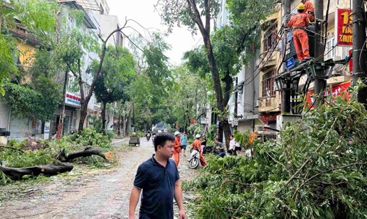 Sửa chữa hệ thống điện bị hư hại sau bão Yagi trên phố Hàn Thuyên, Hà Nội. Ảnh: Quốc Anh