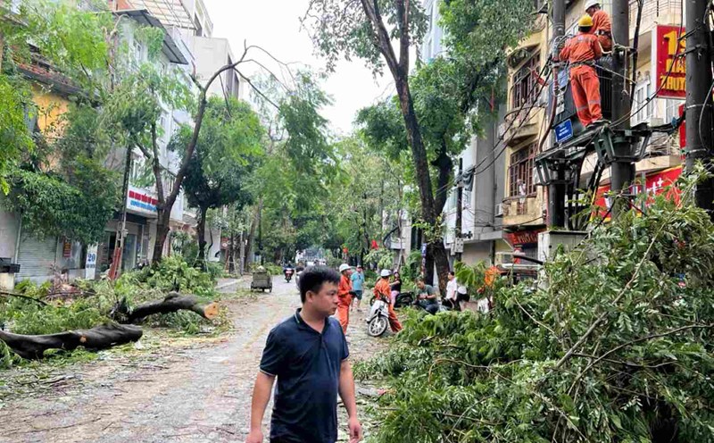 Sửa chữa hệ thống điện bị hư hại sau bão Yagi trên phố Hàn Thuyên, Hà Nội. Ảnh: Quốc Anh