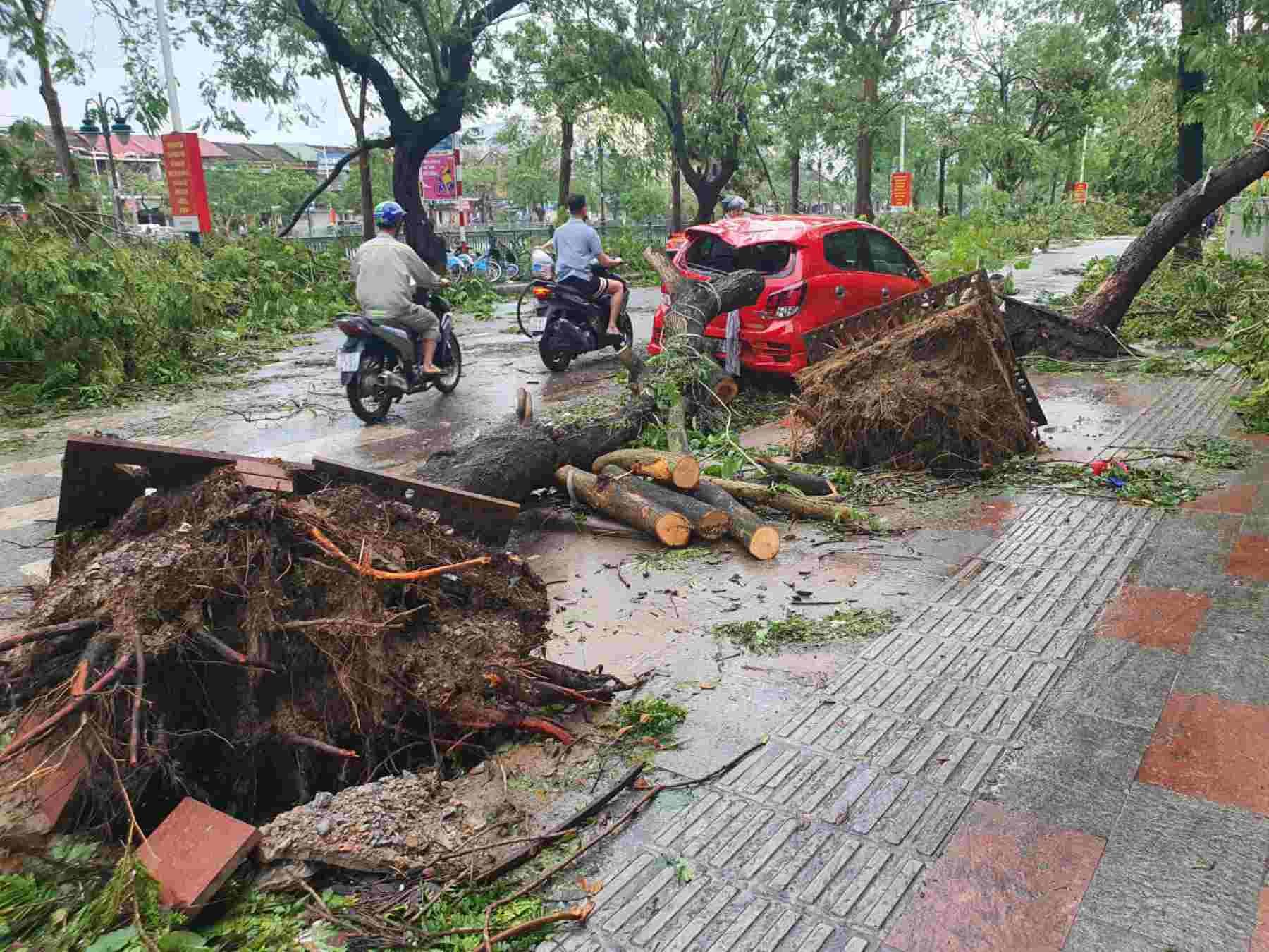 Streets in Hai Phong devastated after storm. Photo: Mai Chi