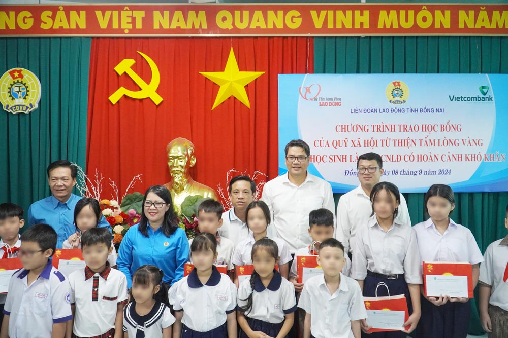 Trao học bổng cho con công nhân lao động có hoàn cảnh khó khăn ở Đồng Nai. Ảnh: Hà Anh Chiến