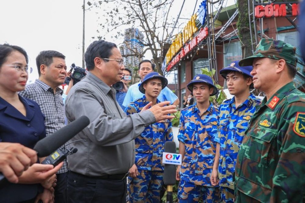 Thủ tướng Chính phủ động viên các lực lượng quân đội, công an đang làm nhiệm vụ dọn dẹp sau bão. Ảnh: Nhật Bắc 